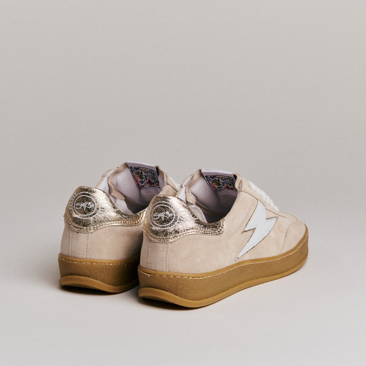 SMR India D147 baskets daim beige détails or
