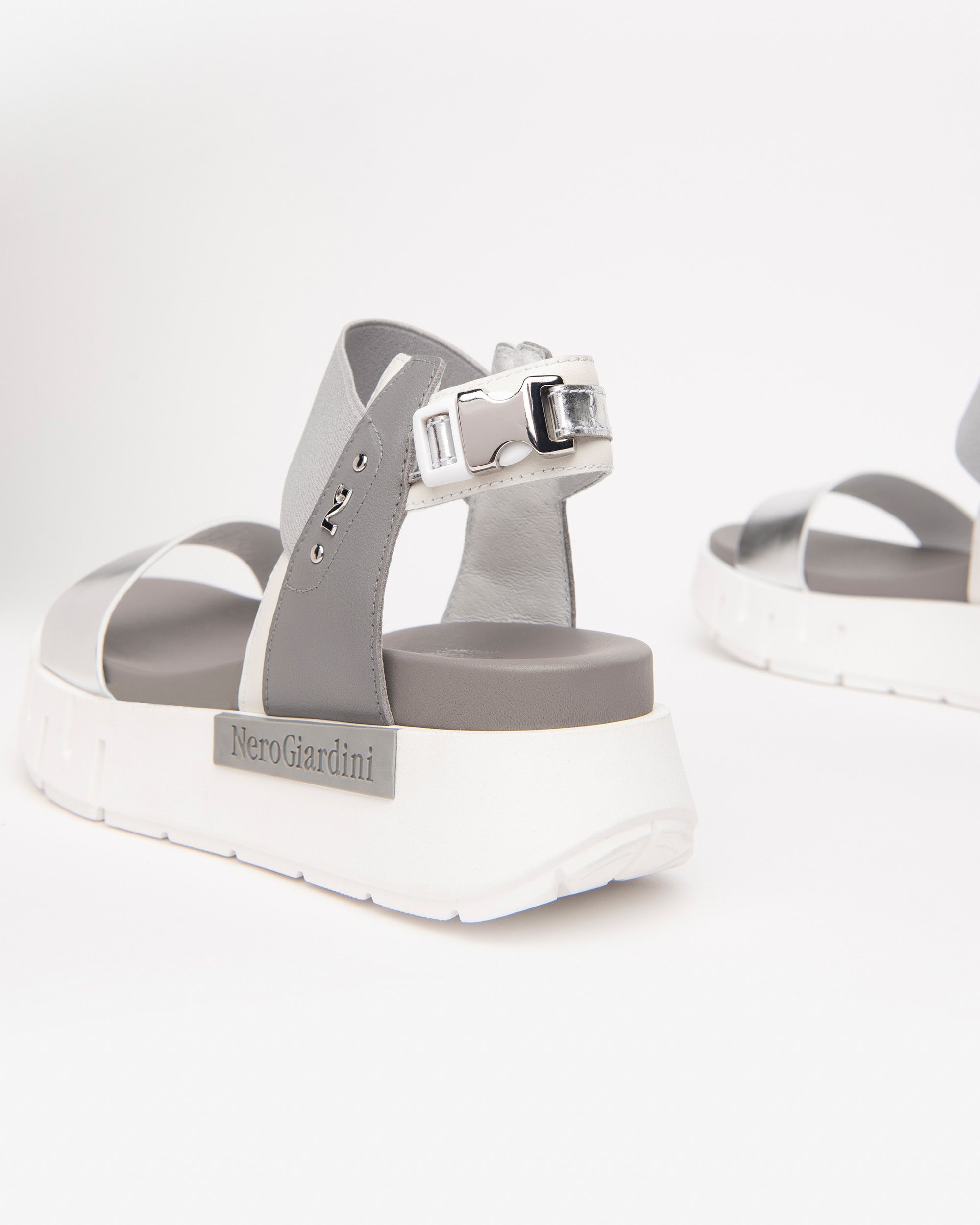 NeroGiardini Sandales Cuir Femme Matière Technique