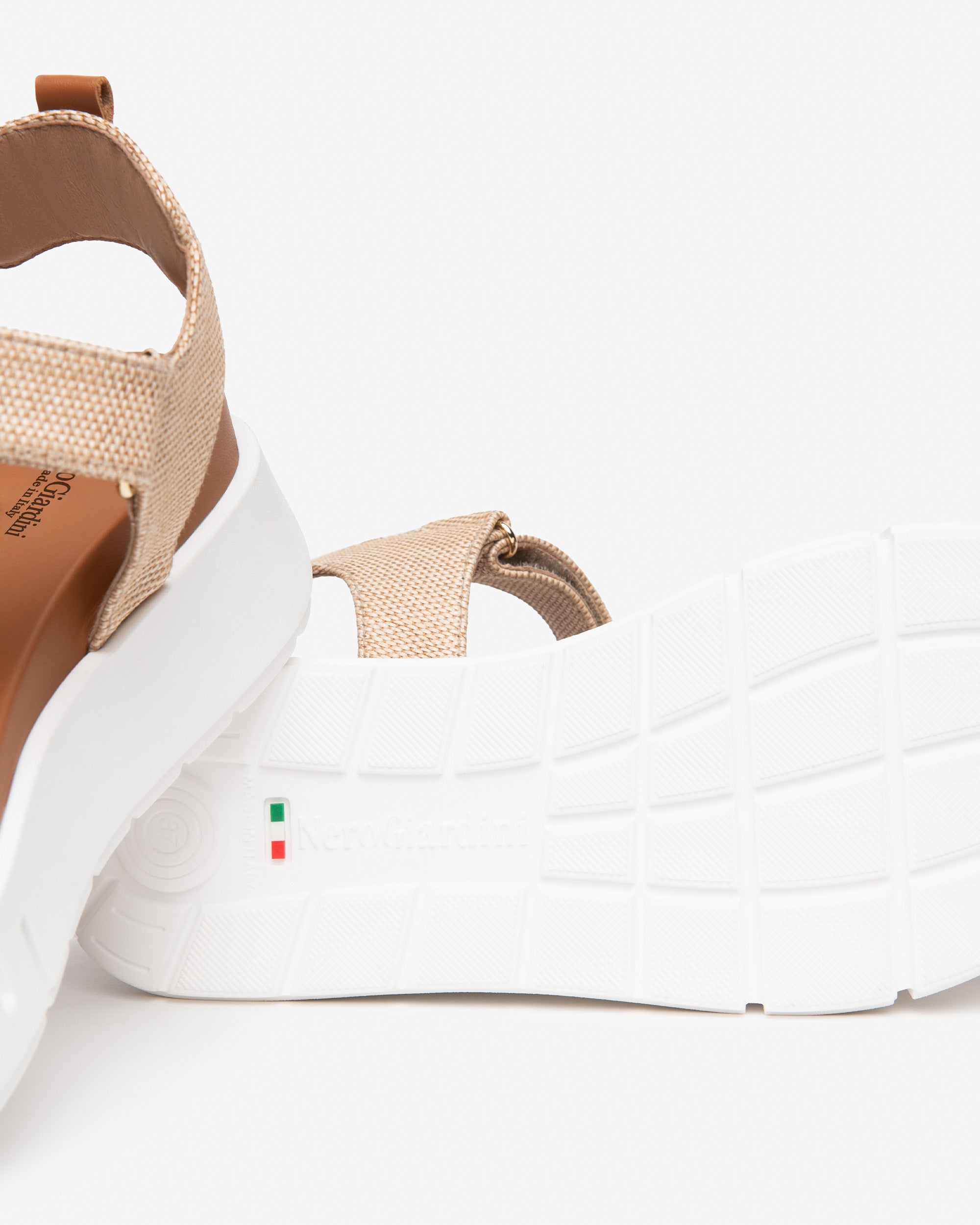 NeroGiardini Sandales cuir tissu femme été