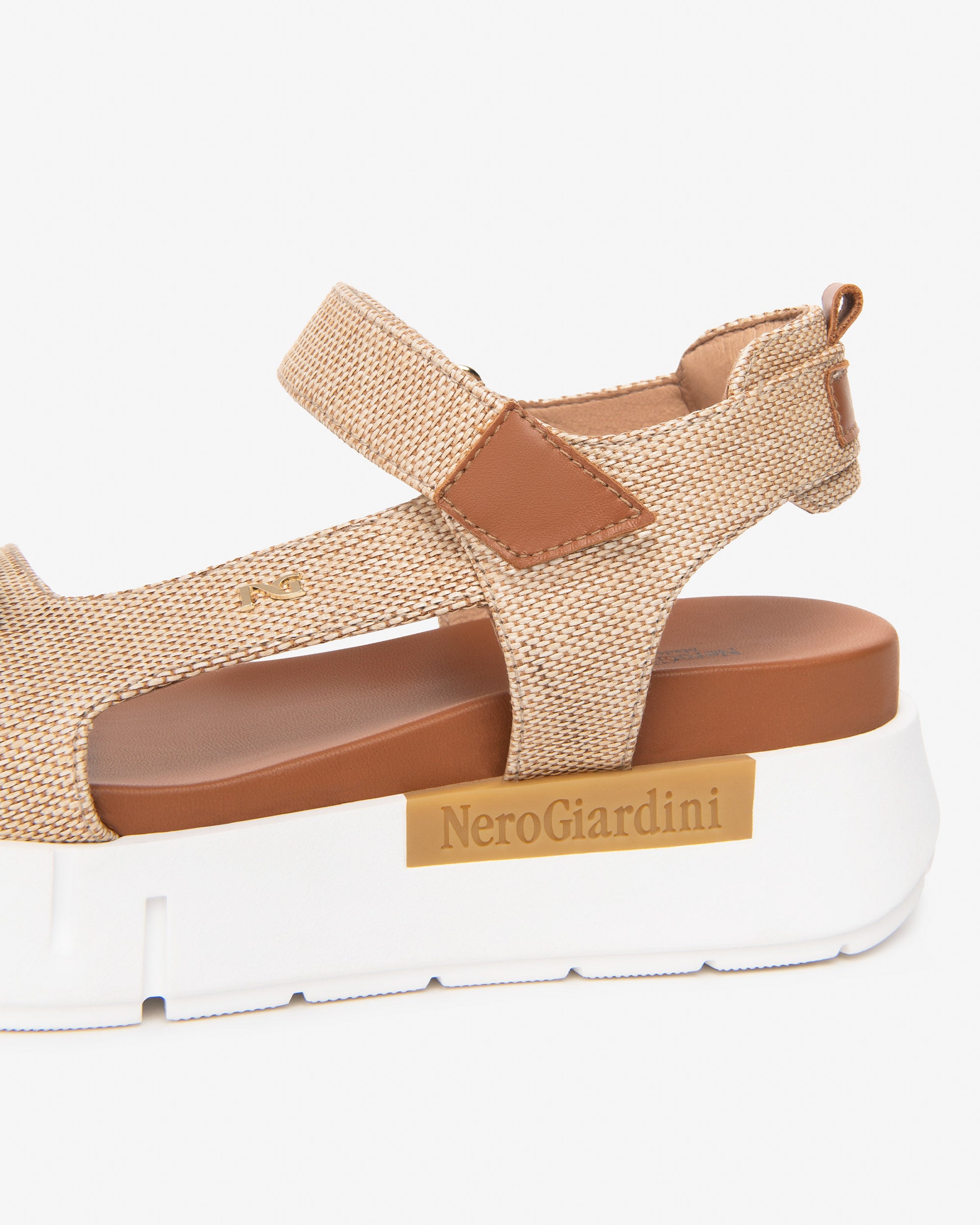 NeroGiardini Sandales cuir tissu femme été