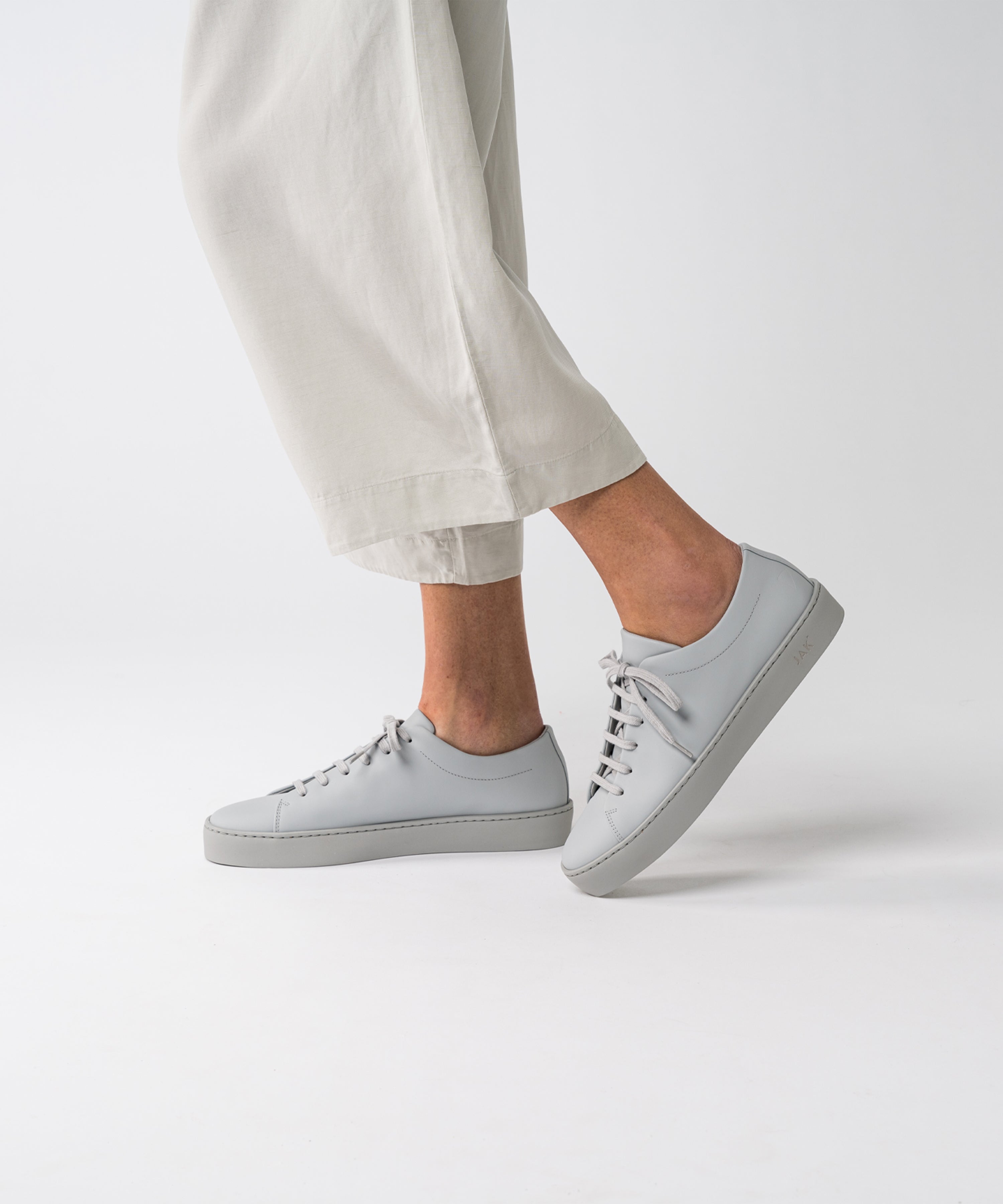 JAK Royal Light Grey baskets cuir gris clair