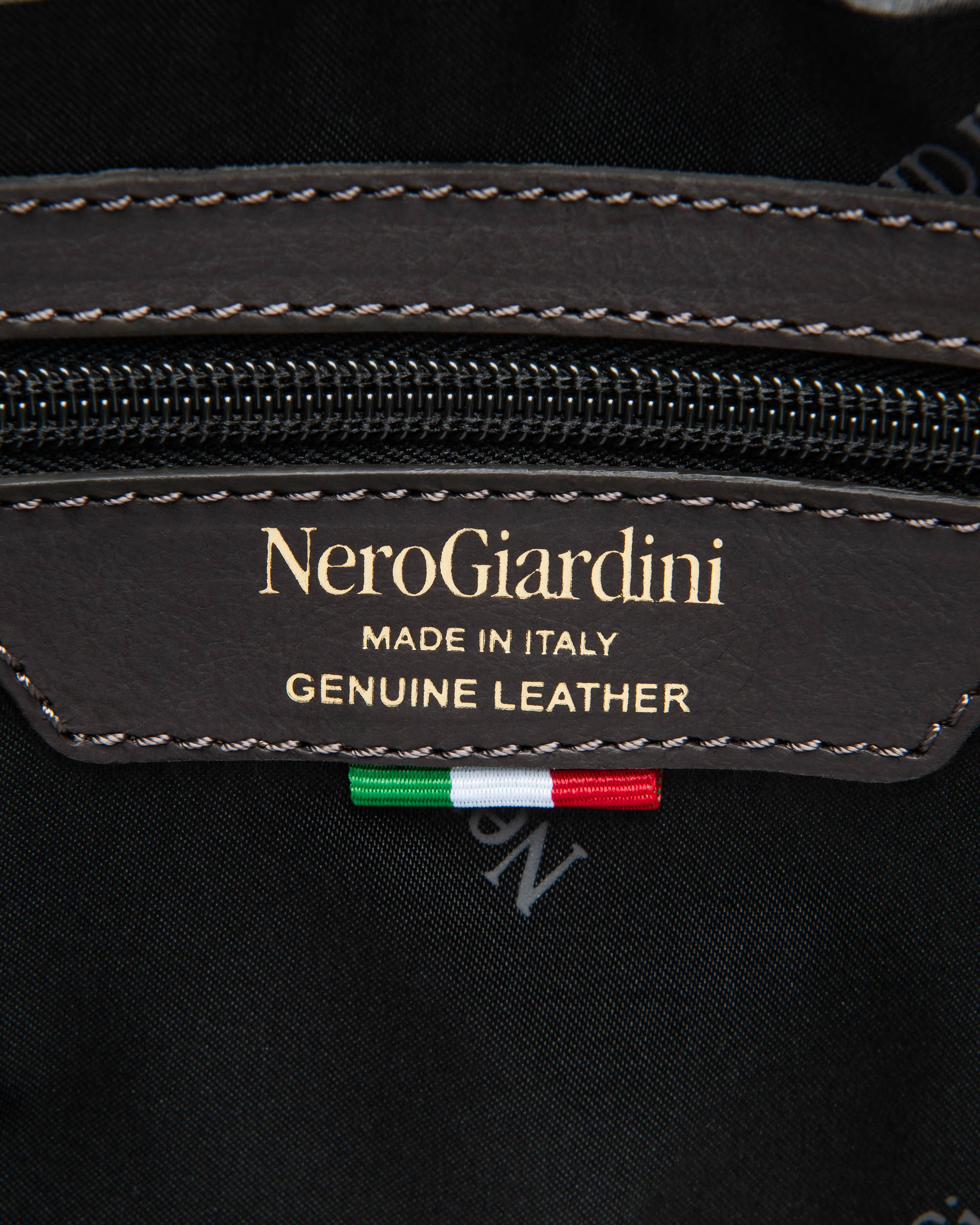 Nerogiardini Sacs Sac épaule cuir daim PZ drapé
