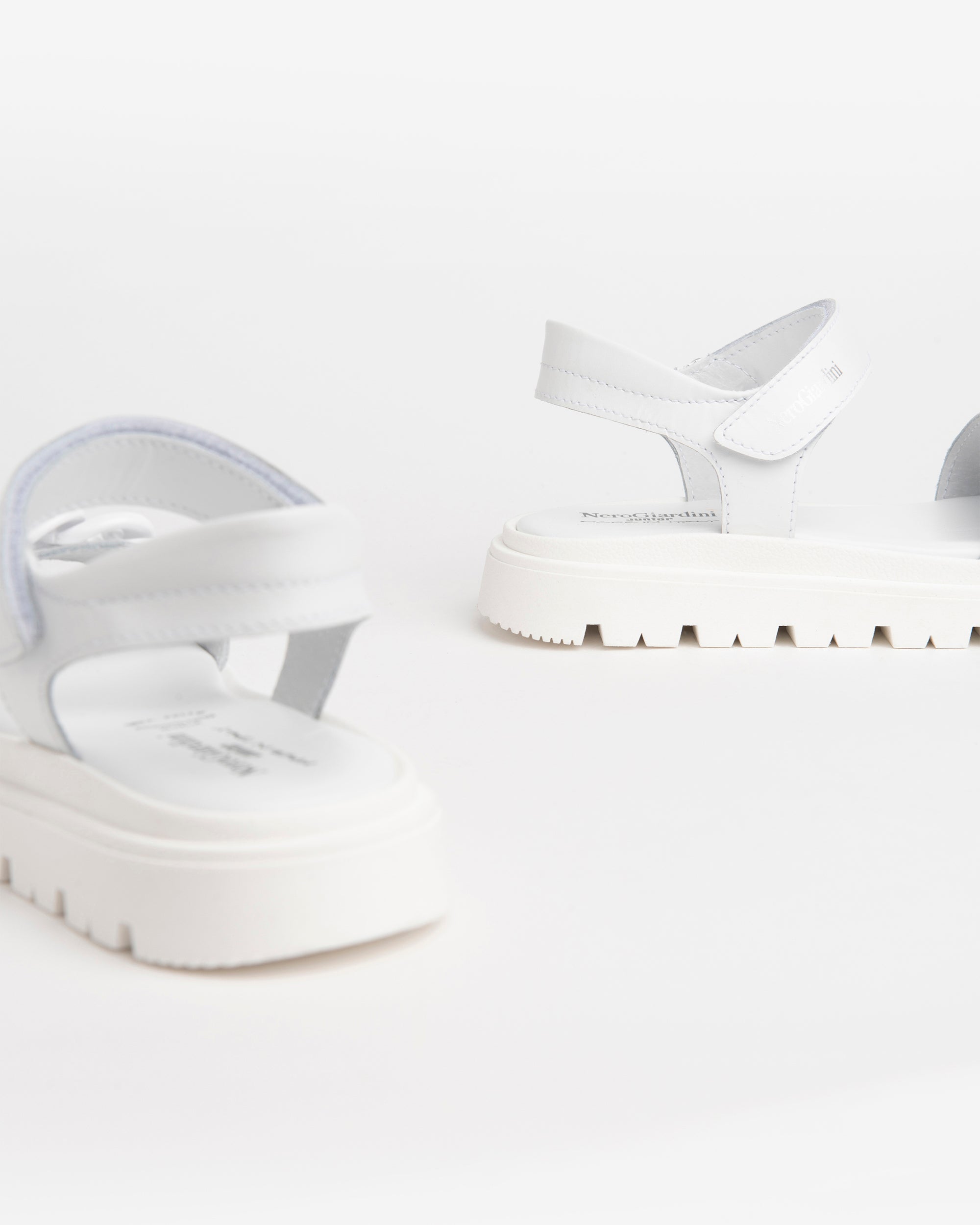 NeroGiardini Sandales Fille Cuir Chaîne Velcro
