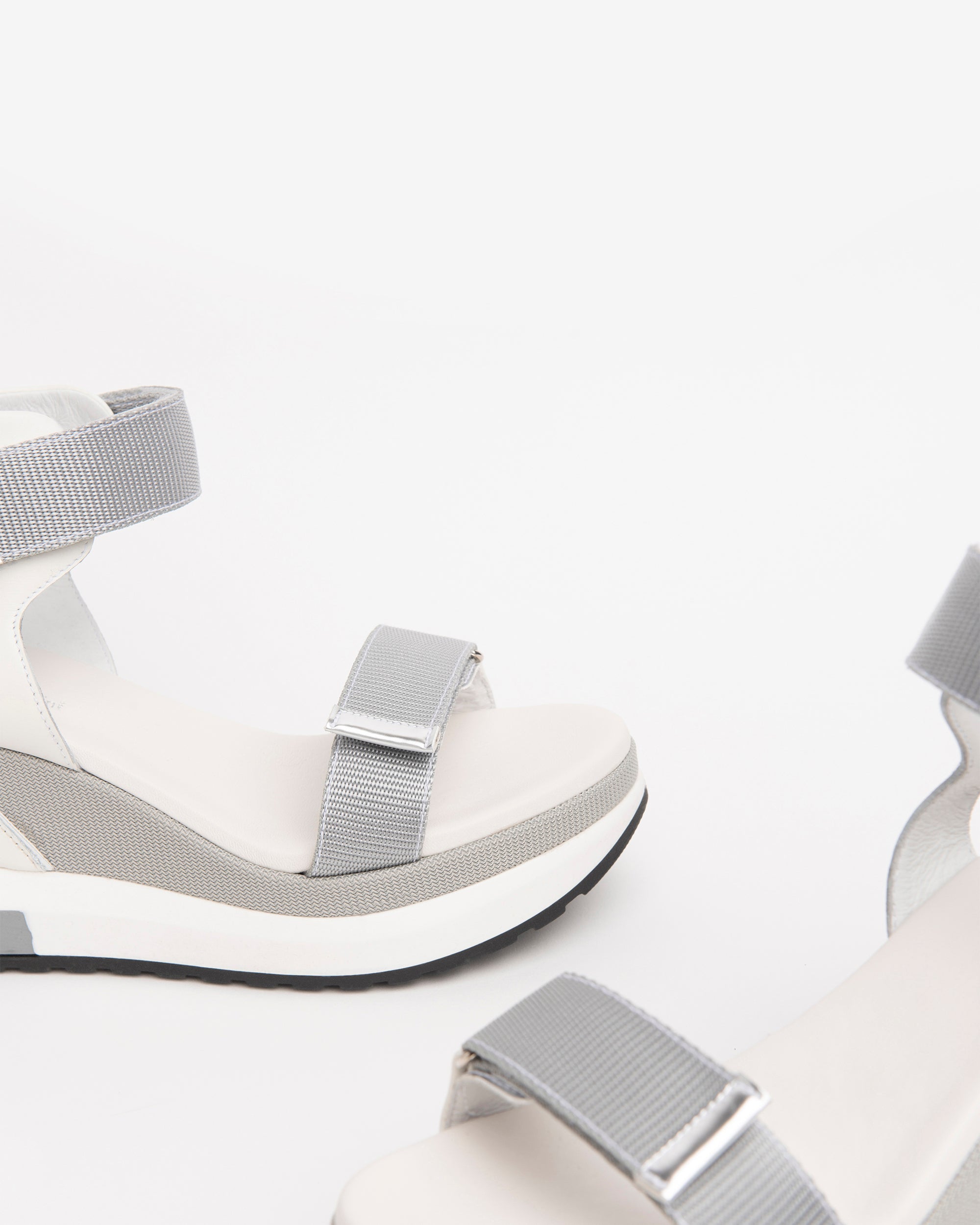 Nerogiardini Sandales compensées cuir femme scratch 8 cm