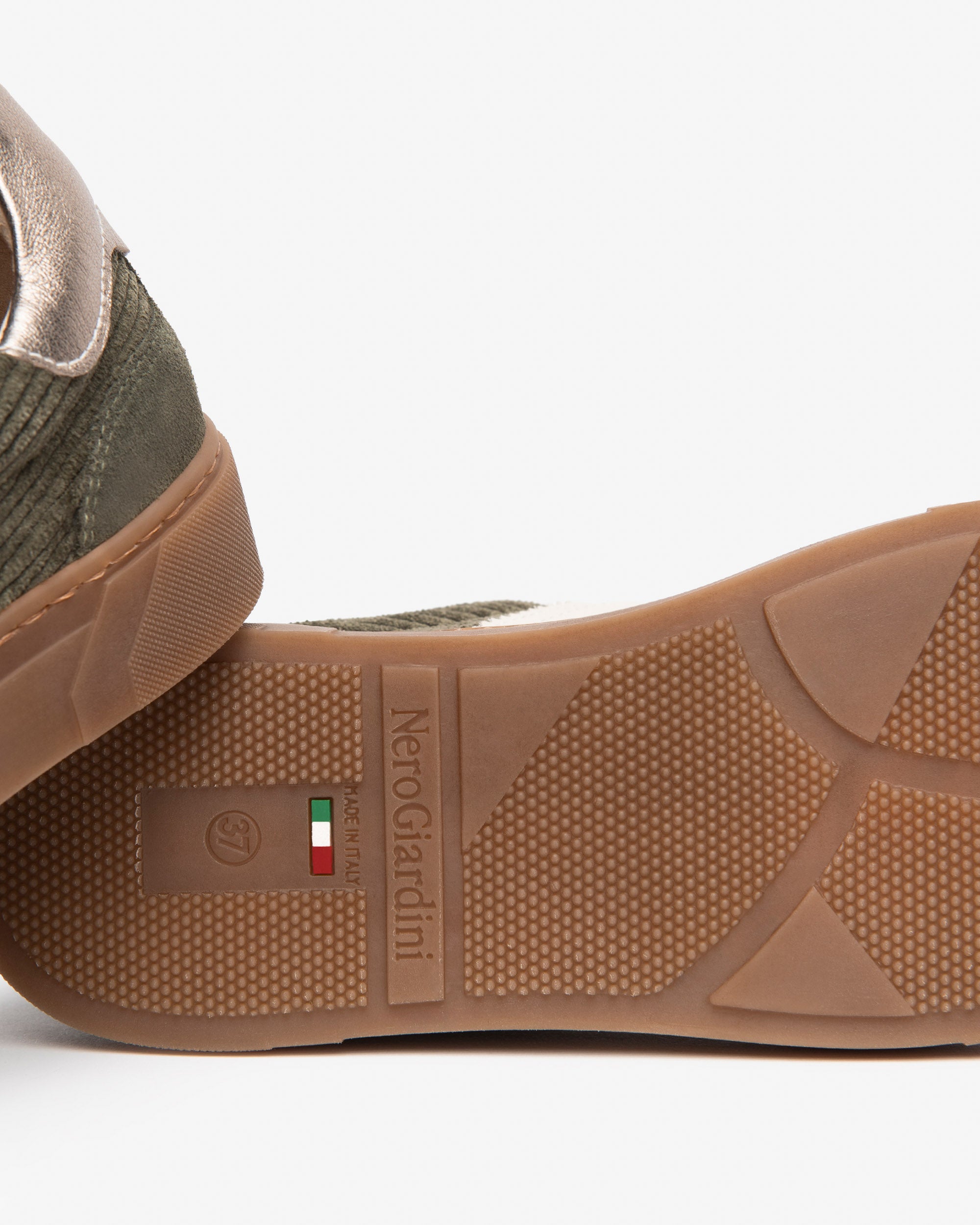 NeroGiardini Sneakers Femme Velours Cotelé Lacets Quotidien