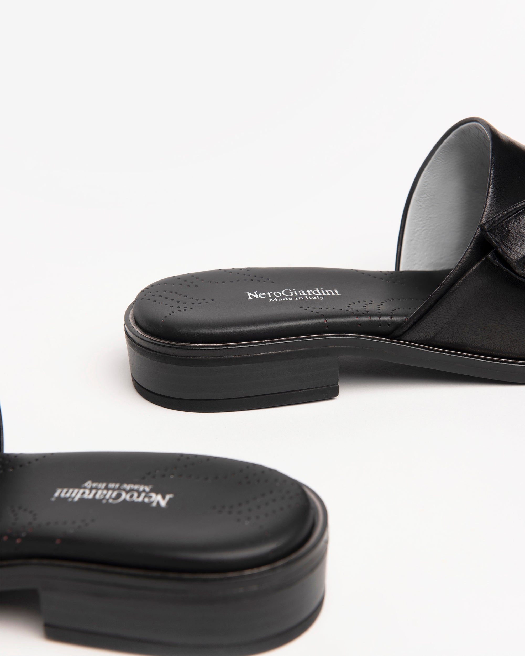 NeroGiardini Mules Femme Cuir Nœud Talon 2,5 cm