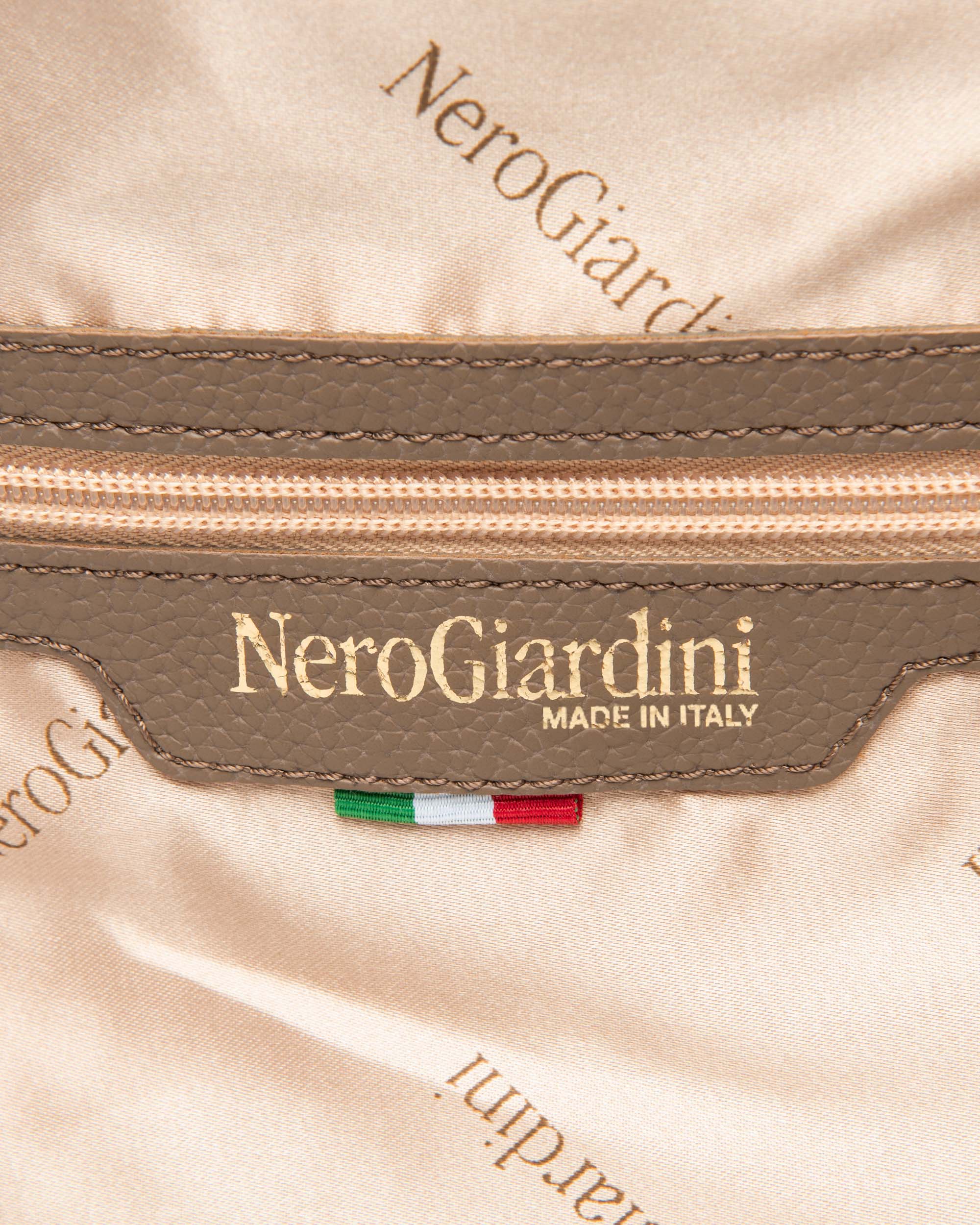 NeroGiardini Sacs sac bandoulière matière technique unique