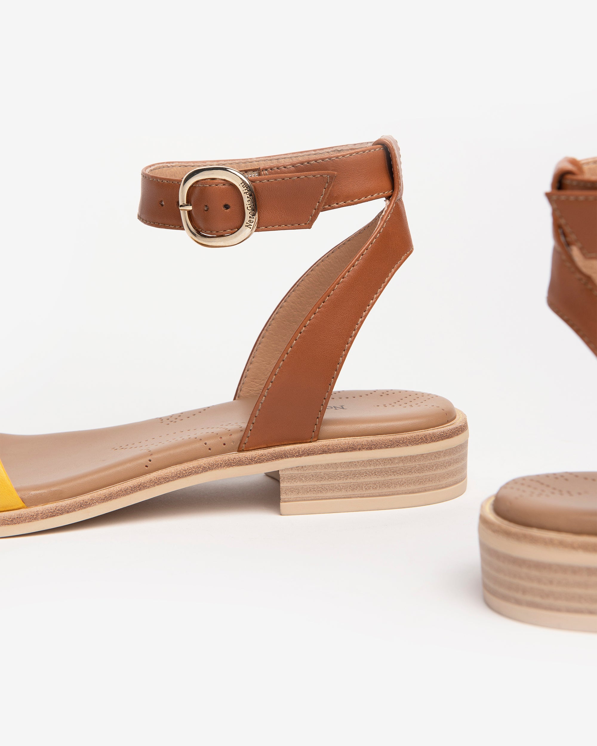 NeroGiardini Sandales Sandales Bicolores Clous Talon 2,5 cm