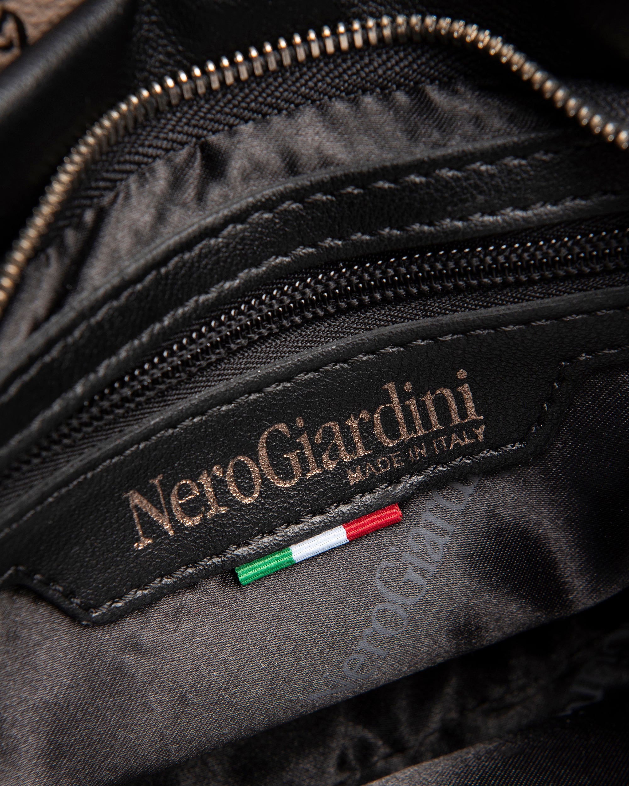 NeroGiardini Pochette matière technique femme