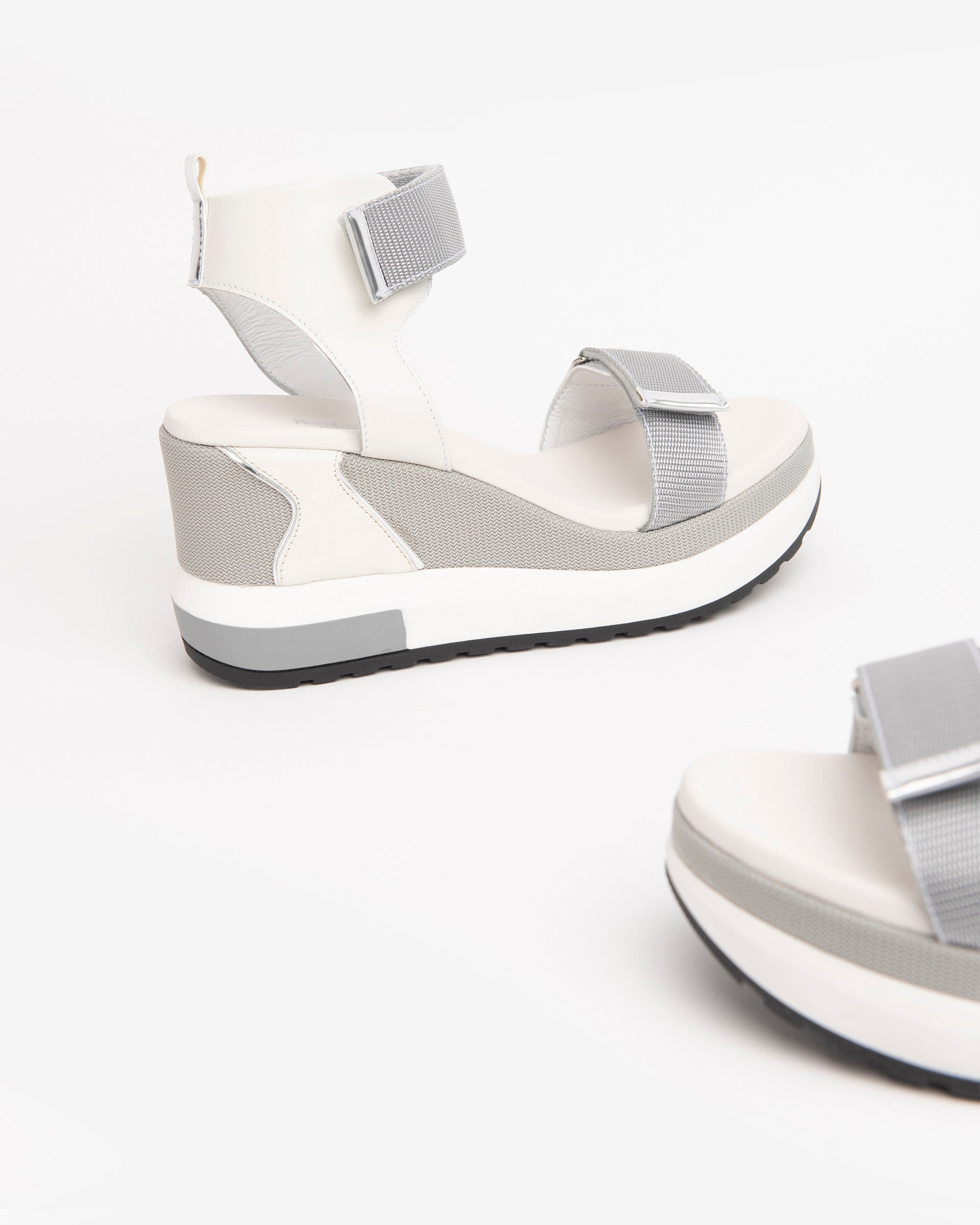 Nerogiardini Sandales compensées cuir femme scratch 8 cm